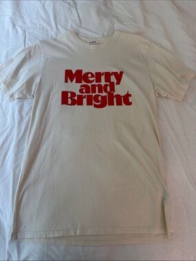 the Bee & the Fox 'Merry and Bright' Short Sleeve Tee - Red Graphic